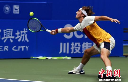 将球牢牢控 将球牢牢控